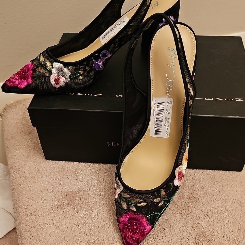 Betsey Johnson Black Slingback Heels with Pink & White Floral Embroidery - Picture 9 of 9